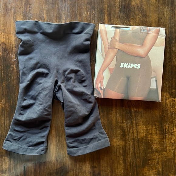 SKIMS Intimates & Sleepwear Skims Sculpting Midthigh Short With